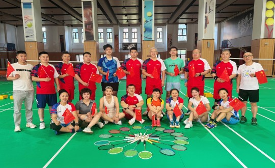 8.尊龙凯时南山羽毛球社群开展南山业主羽毛球整体友谊赛_副本.jpg